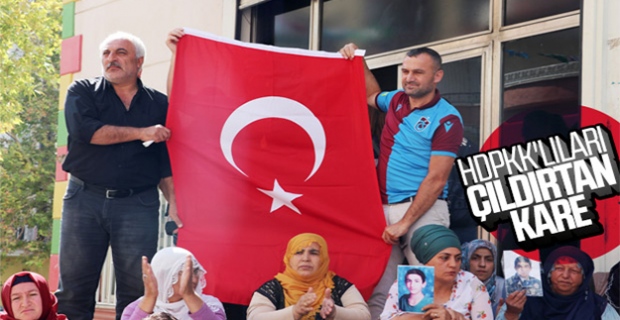 Diyarbakır'da HDP binası önünde Türk bayrağı açıldı