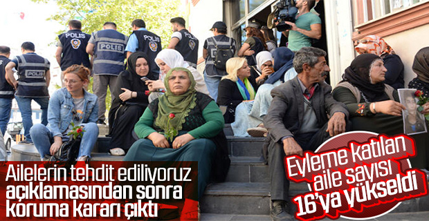 HDP binasının önünde eylem yapan aileler koruma altında