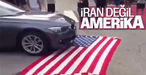 Amerika'da protestocular ABD bayrağını çiğnedi