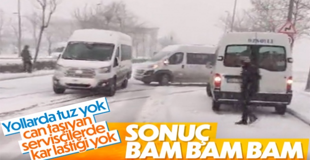 İstanbul'da karlı yolda kayan servis araçları birbirine girdi