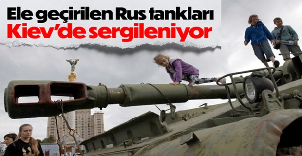 Ukrayna'nın ele geçirdiği Rus tankları Kiev'de sergileniyor