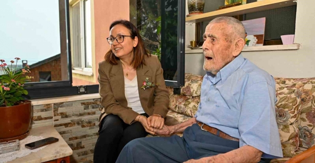 Yalova Valisi Hülya Kaya, Cumhuriyet’in kurulduğu tarihte doğan Muharrem amcayı ziyaret etti