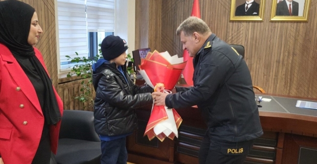 11 yaşındaki çocuk üşüyen polise atkı ve beresini verdi
