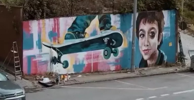 Azerbaycanlı ressam, öldürülen Minguzzi'nin portresini ve kaykayını duvara resmetti