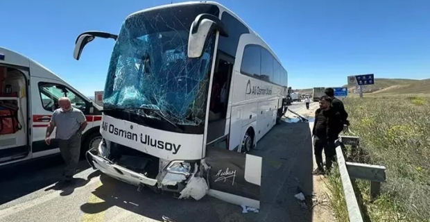 Yolcu otobüsü direğe çarptı; 2 yaralı