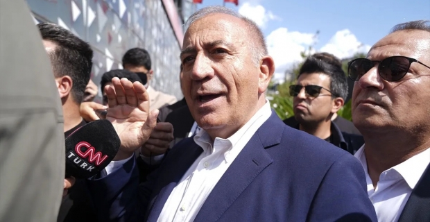 Gürsel Tekin CHP’nin Sarıyer’deki binasına geldi: "Biz Aziz İhsanlara yenilmeyeceğiz"
