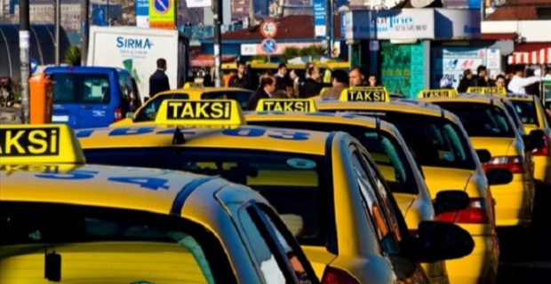 İstanbul'da taksiciler yeni tarife için cihazlarını istasyonlarda güncelletiyor