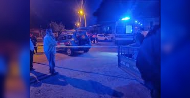 Köy meydanında iki arkadaşını av tüfeğiyle öldürdü