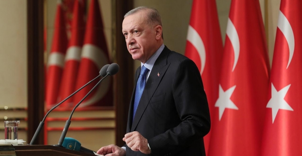 Cumhurbaşkanı Erdoğan "Devrim" dedi, bütün salon ayağa kalktı