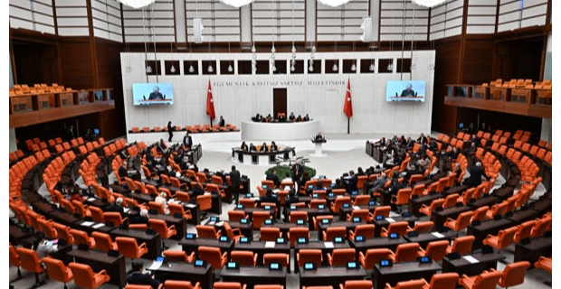 Ekonomik kriz nedeniyle vekillerin emekli maaşını kaldırdılar