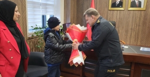 11 yaşındaki çocuk üşüyen polise...