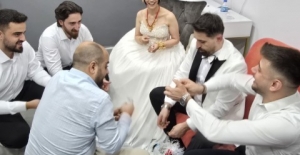 Damadın arkadaşlarından geline ağırlığınca para