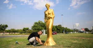 Festivali öncesi Venüs heykelleri yerleştirildi
