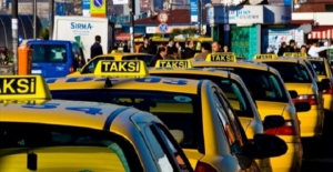 İstanbul'da taksiciler yeni tarife için cihazlarını istasyonlarda güncelletiyor