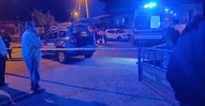 Köy meydanında iki arkadaşını av tüfeğiyle öldürdü