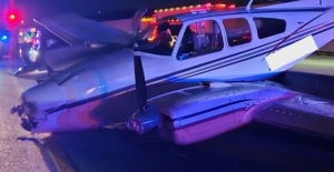 Otoyola iniş yapan uçak otomobilin üzerine düştü